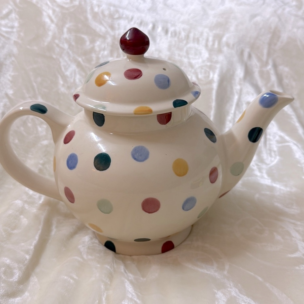 XL Emma Bridgewater Polka Dot Teapot & Lid England. X-tra Large
Isn’t it just p